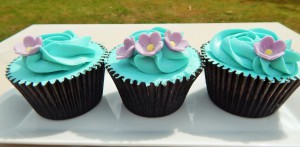 Blue flower cupcake2