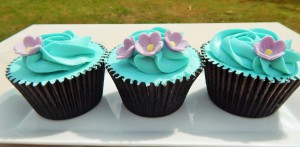 Blue flower cupcake2